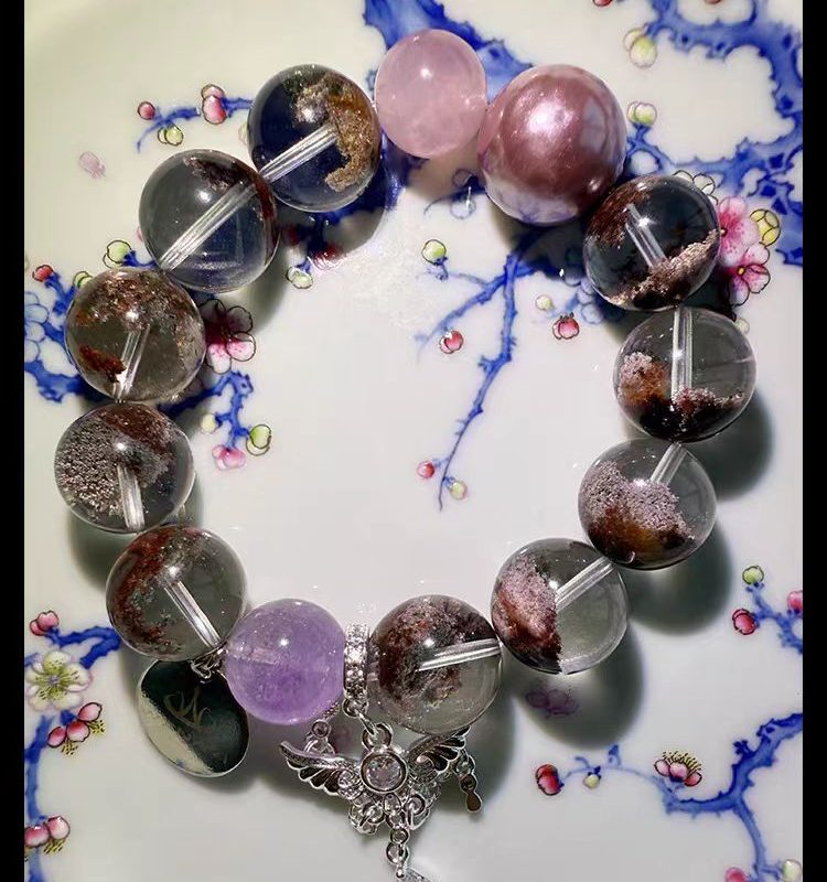 Natural crystal all-year-round ghostly pink quartz crystal bracelet - high-end, exquisite, and personalized, with a unique charm.
